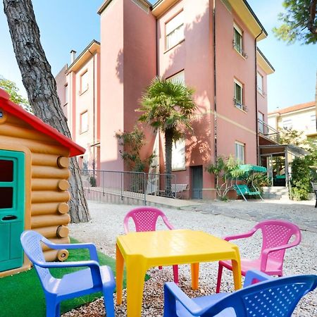 Hotel Flora Capri Cesenatico Esterno foto