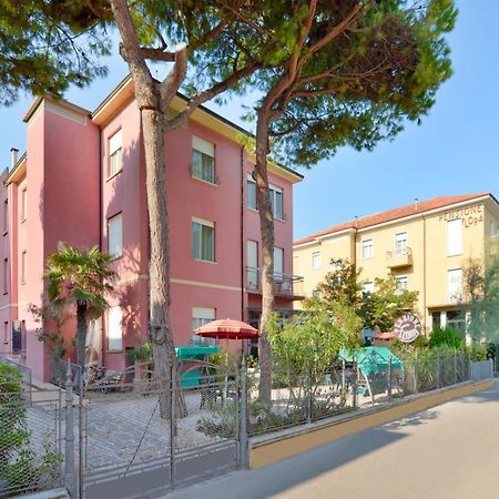 Hotel Flora Capri Cesenatico Esterno foto
