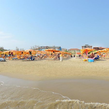 Hotel Flora Capri Cesenatico Esterno foto