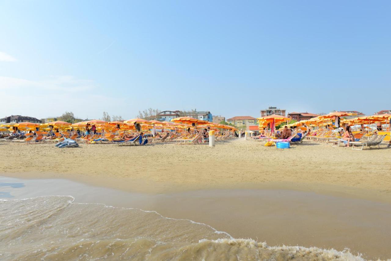 Hotel Flora Capri Cesenatico Esterno foto